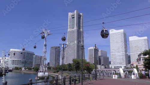 神奈川県横浜市みなとみらい地区、高層ビル群と遊歩道とロープウェイのある風景
