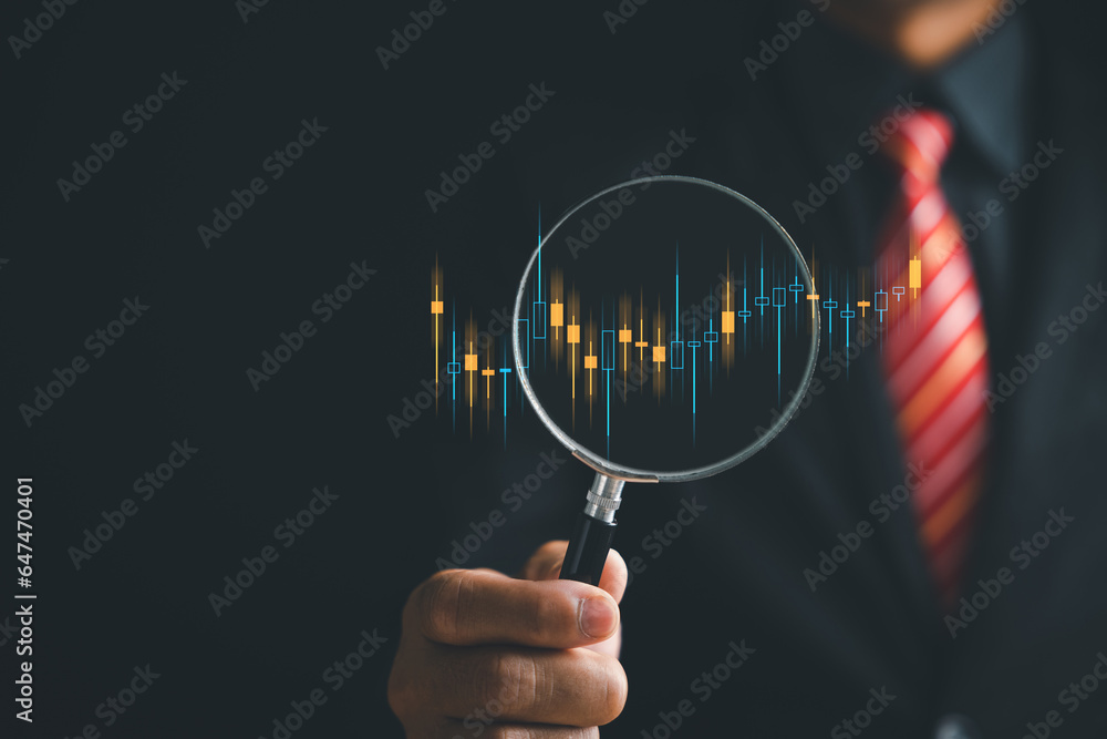 Φωτογραφία With a keen eye for opportunity, a trader harnesses the magnifying glass to focus on the bar graph's increasing arrow, decoding market trends and optimizing business investment strategies