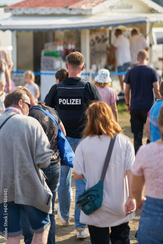 Polizeipräsenz als Sicherheitsmaßnahme auf einem jährlich stattfindenden Volksfest in Havelberg in Deutschland 