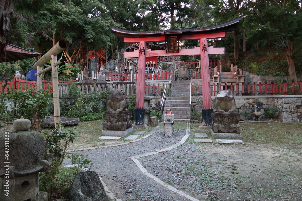 The scene of subordinate shrines in the precincts of Fushimi-inari-taisha Shrine in Kyoto city 京都市の稲荷大社境内にある末社群の風景 The scene of subordinate shrines in the precincts of Fushimi-inari-taisha Shrine in Kyoto city 京都市の稲荷大社境内にある末社群の風景
