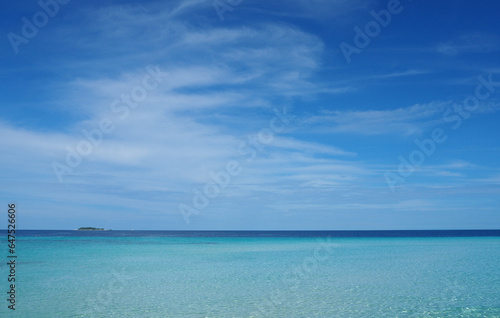 モルディブの青い海と空 OLYMPUS DIGITAL CAMERA © MikaStock