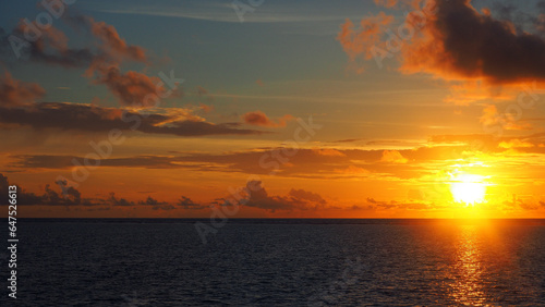 モルディブの海に沈みかけたオレンジの夕日 OLYMPUS DIGITAL CAMERA