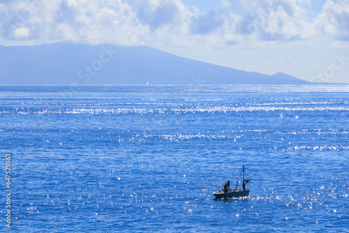 伊豆急行線の車窓から見る美しい海と伊豆諸島の島影。日本国静岡県伊豆半島。 2023年9月2日撮影。 
