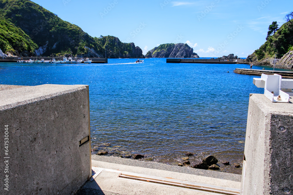 伊豆急行線の車窓から見る美しい海と伊豆諸島の島影。

日本国静岡県伊豆半島。
2023年9月2日撮影。
