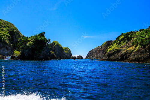 美しい中木の海とヒリゾ浜渡船。日本国静岡県伊豆半島賀茂郡南伊豆町中木港。 2023年9月2日撮影。 