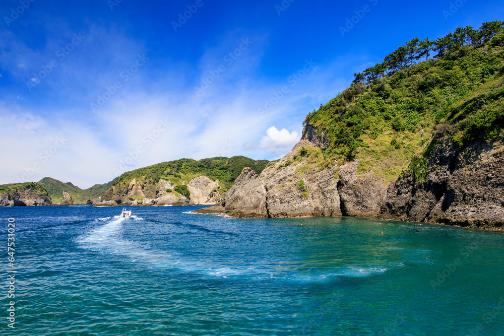 Naklejka premium 美しい中木の海とヒリゾ浜渡船。日本国静岡県伊豆半島賀茂郡南伊豆町中木港。 2023年9月2日撮影。