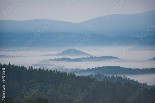 Mgła w górach, krajobraz Jeleniej Góry, w Karkonoszach photo