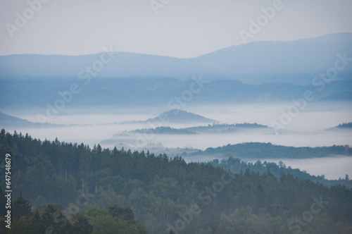 Mgła w górach, krajobraz Jeleniej Góry, w Karkonoszach