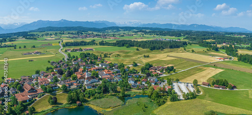 Die oberbayerische Gemeinde Iffeldorf südlich der Osterseen aus der Luft