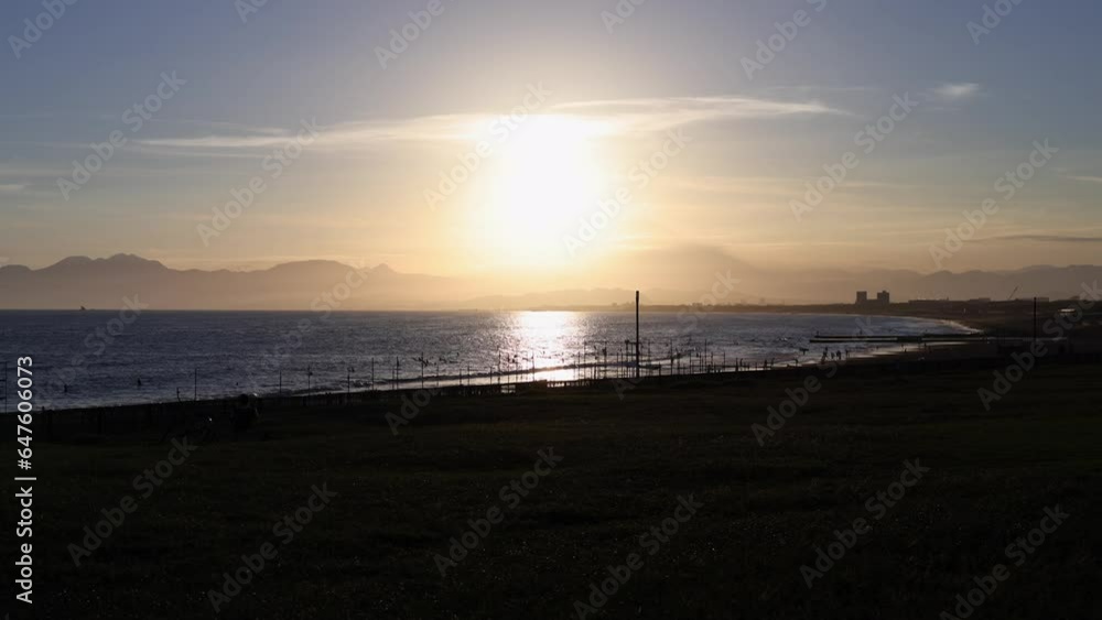 海に反射する夕日とシルエットになったビーチの美しい風景。 海に反射する夕日とシルエットになったビーチの美しい風景。