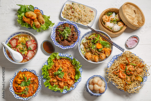 Différents plats asiatique sur une table blanche en bois. Ensemble des plats. Divers plats asiatiques. © Lina Taravella