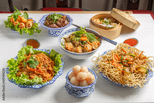 Différents plats asiatique sur une table blanche en bois. Ensemble des plats. Divers plats asiatiques.