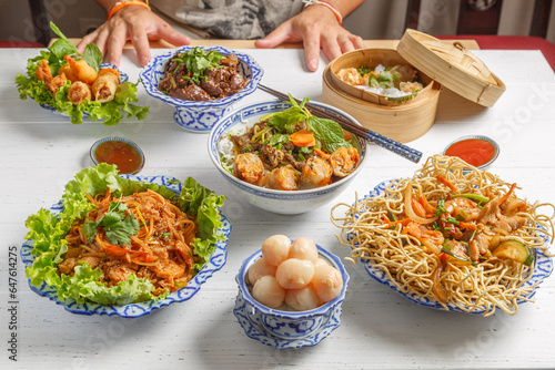 Différents plats asiatique sur une table blanche en bois. Ensemble des plats. Divers plats asiatiques.
