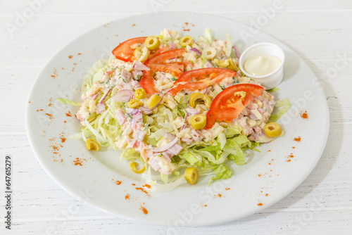Salade orientale composée de tomates, olives, lardons à emporter.