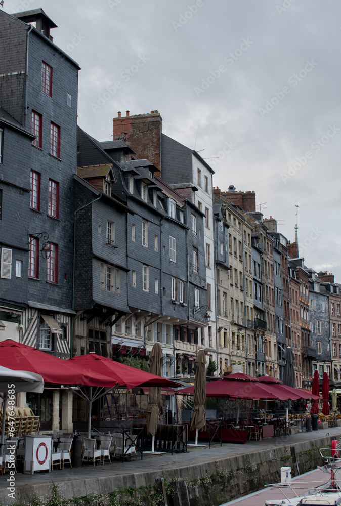 Fototapeta premium Fachadas de edificios medievales de color gris en el puerto