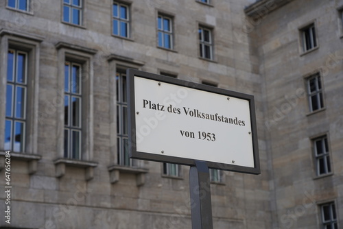 Schild "Platz des Volksaufstands von 1953" in Berlin am 14.09.2023 © Achim Wagner
