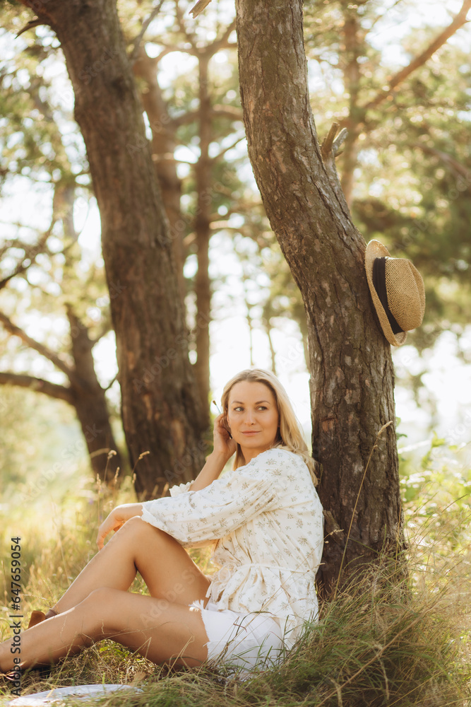 Naklejka premium enchanted woman paints a picture in the forest