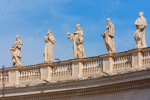 Fototapete Statues of saints on colonnade of St. Peter's basilica, Vatican