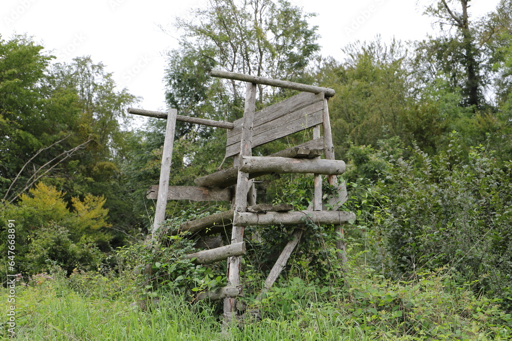 a high seat at the edge of the forest