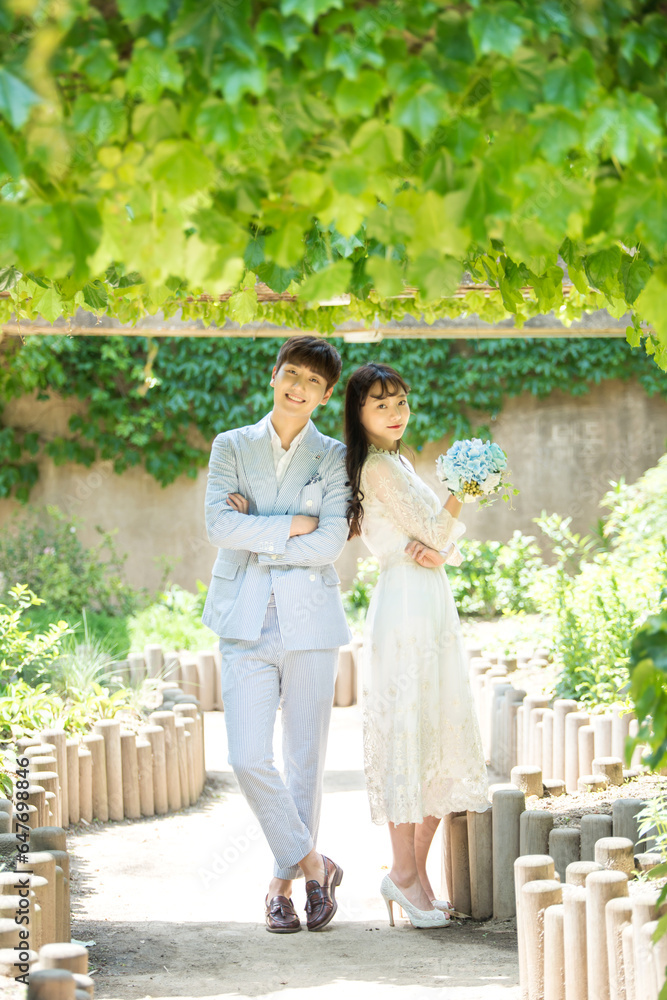 Naklejka premium A loving couple is taking wedding photos outdoors for their wedding.