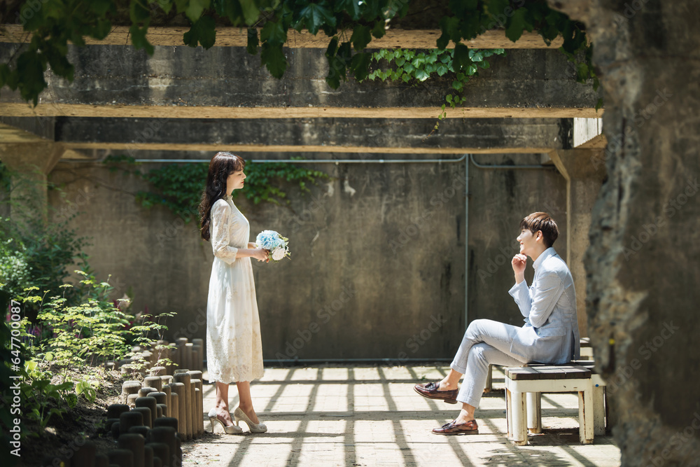 Obraz premium A loving couple is taking wedding photos outdoors for their wedding.