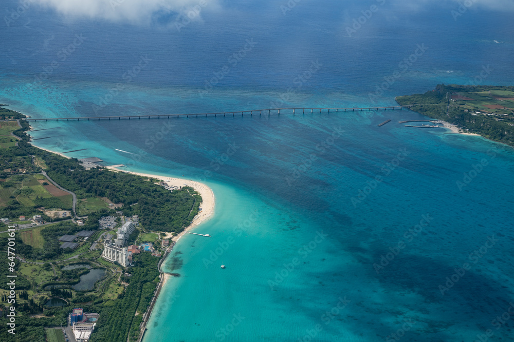 空から見た宮古島の海と来間大橋