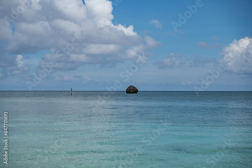 沖縄県多良間島の海とたらまる岩 photo