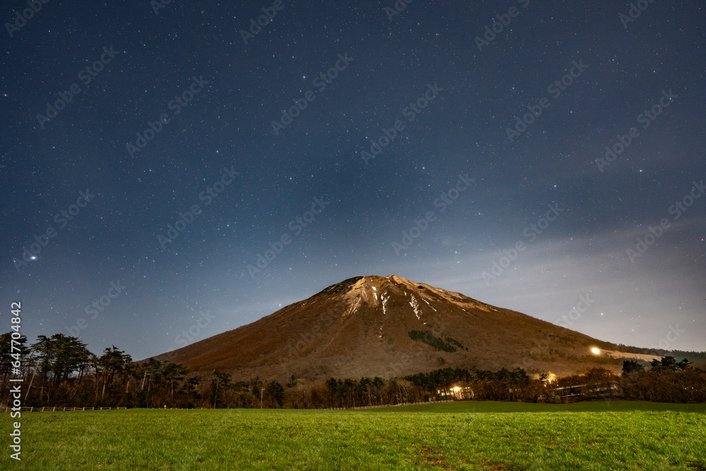 Fototapeta premium 春の鳥取大山と星空
