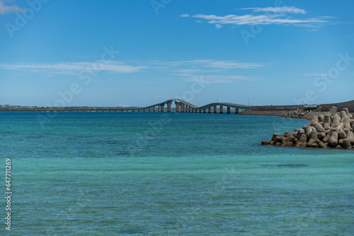宮古島の海と伊良部大橋 © TAIGA