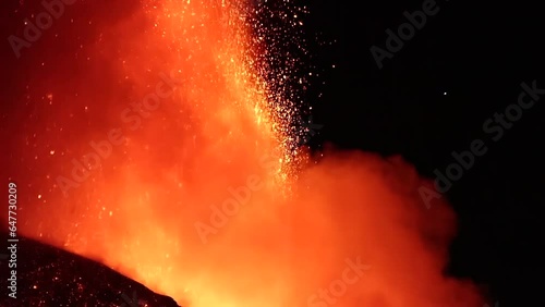 Sicilia- Etna durante eruzione e lava - Vacanze e viaggi nel sud Italia photo