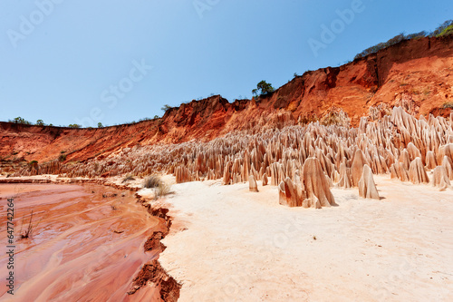 Tsingy Rouge Madagascar photo
