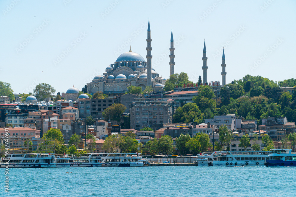 Obraz premium View of the Suleymaniye Mosque which was commissioned by Suleiman the Magnificent and designed by the imperial architect Mimar Sinan in Istanbul Turkey, Mai 19, 2023.