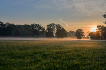 Handdoek met foto Huisarts Zonsopgang met grondnevel over velden  © eberwolf