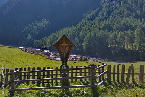 Wegkreuz am wanderweg im Pfossental photo