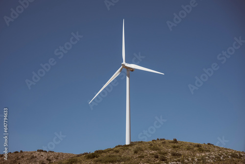 Pala eolica su sfondo di cielo blu, Andalucía, Spagna