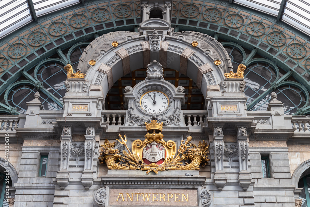 Φωτογραφία Hall with clock and sign with the Dutch city name Antwerpen in the city of Antwerp in Belgium