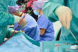 Lekarze, operatorzy, chirurdzy, laryngolodzy przy pracy. Trwa operacja na sali operacyjnej, bloku operacyjnym. 