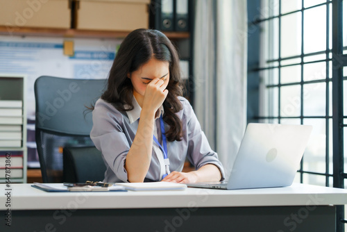 Foto Financial Recession Struggles, stressed businessperson surrounded by declining charts and graphs, representing challenges faced by Finance People during economic downturns