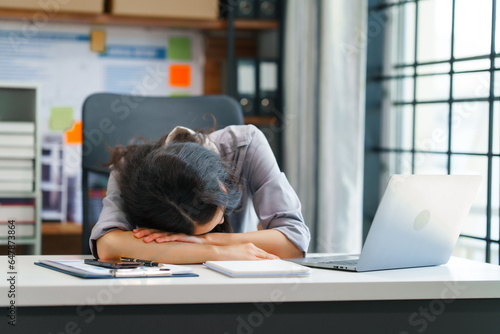 Φωτογραφία Financial Recession Struggles, stressed businessperson surrounded by declining charts and graphs, representing challenges faced by Finance People during economic downturns
