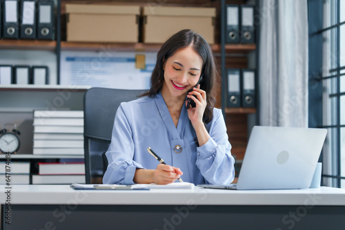 Asian business woman working with trade and finance partnership, investment bankers and institutional investors working closely on trade and finance deals. managing institutional assets effectively.