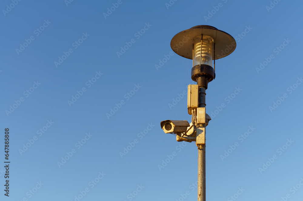 Kamera monitoringu na lampie ulicznej. Kamera monitoringu na lampie ulicznej.
