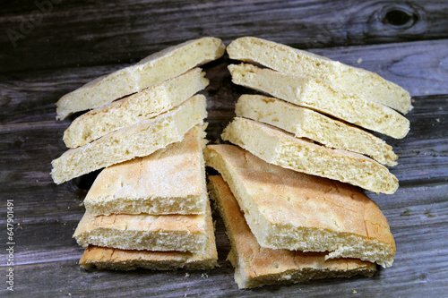 Cornbread, a quick bread made with cornmeal, the cuisine of the Southern United States, with origins in Native American cuisine, an example of batter bread, made mainly by Cornmeal, baking powder photo