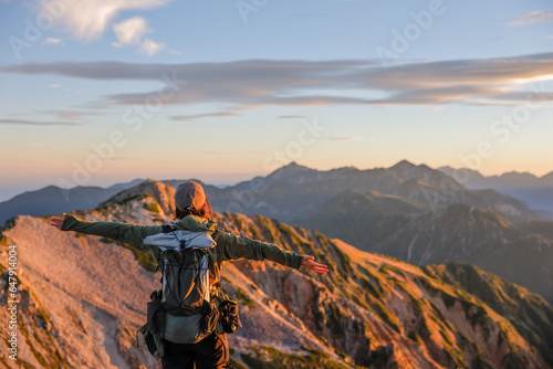 薬師岳に登る女性 © Akemi