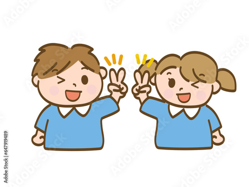 仲良くピースをする男の子と女の子_保育園児の兄妹
