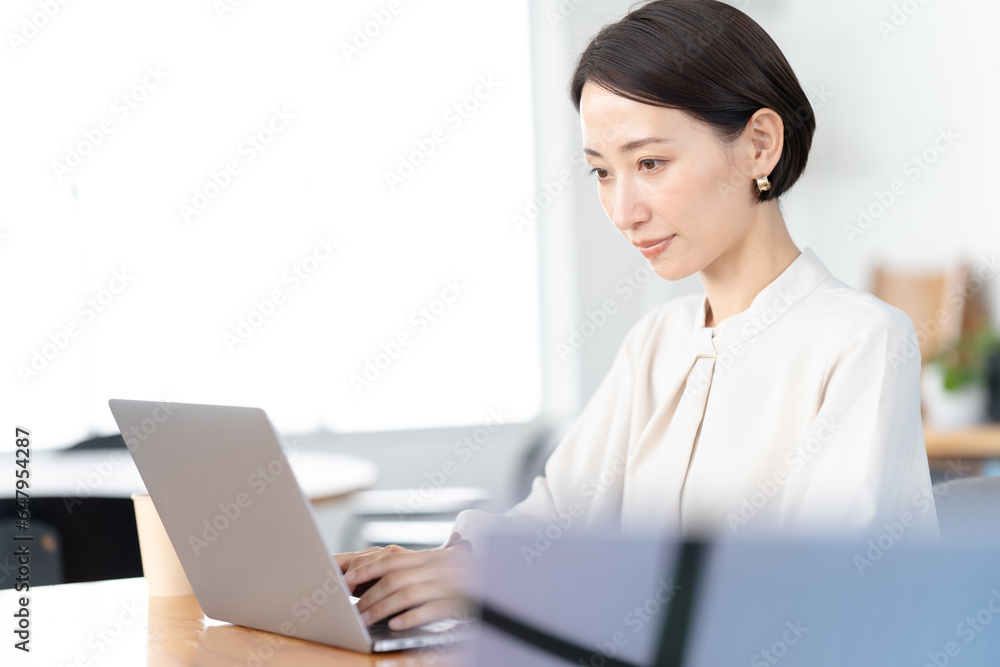 オフィスでパソコンを操作するビジネスウーマン