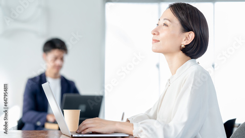 フリースペースでパソコンに向かう女性