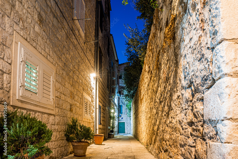 Trogir, zabytkowe miasto portowe w Chorwacji nad morzem Adriatyckim, nocą.