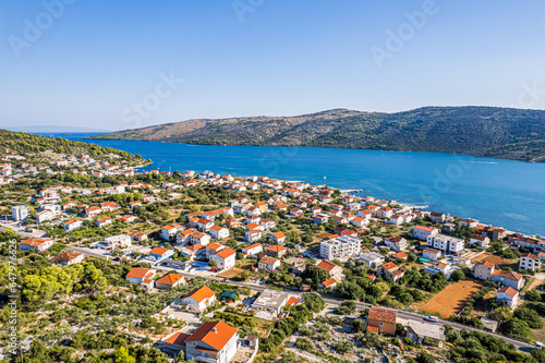 Wybrzeże Morza Adriatyckiego w Chorwacji, okolice miejscowości Poljica i Marina. Panorama latem z lotu ptaka. © Franciszek