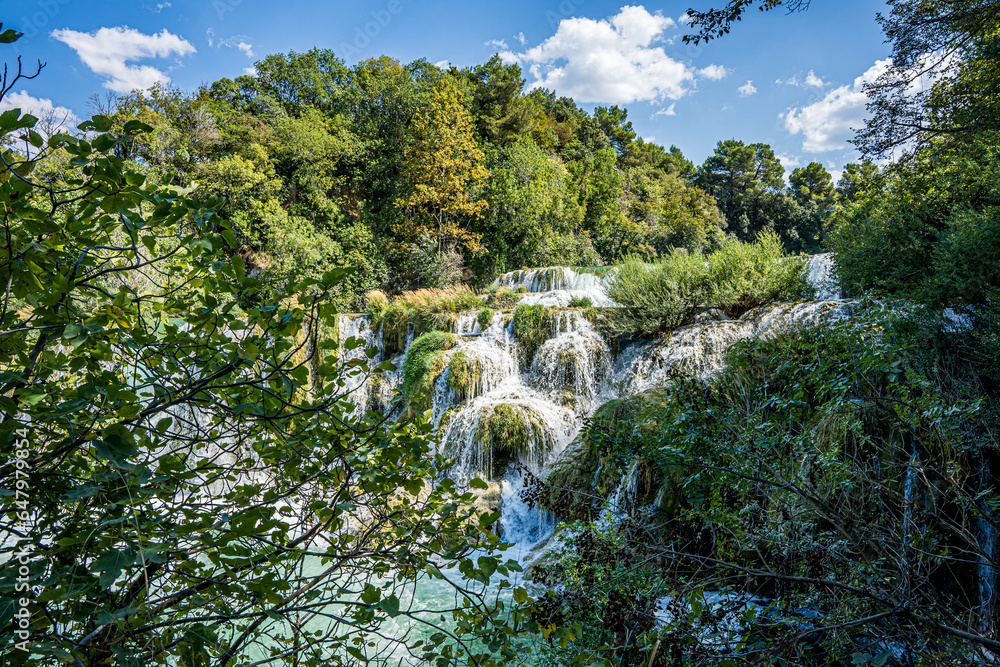 Obraz premium Park Narodowy Krka – park narodowy w Chorwacji, położony w środkowej Dalmacji, niedaleko miasta Szybenik z licznymi wodospadami i pomostami.