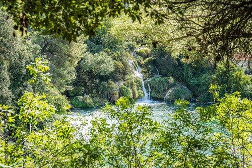 Obraz na płótnie Park Narodowy Krka – park narodowy w Chorwacji, położony w środkowej Dalmacji, niedaleko miasta Szybenik z licznymi wodospadami i pomostami. w salonie